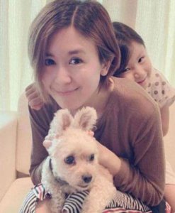 ​唐宁43岁近照曝光，单亲妈妈新西兰生活状态佳，网友热议少女感与感情动态