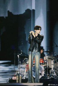 ​王赫野2024武汉站巡演即将来袭：全新舞美与神秘嘉宾引期待