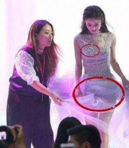 ​女子裙子走光，跑腿大姐及时相助引发热议
