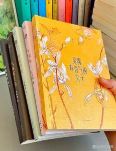 ​她的职场新策略：迎合领导与自我平衡的艺术
