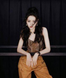 ​迪丽热巴的复古时尚穿搭解析：从美艳女神到软糯甜妹的完美转变