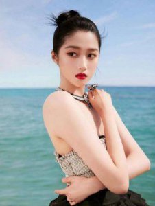 ​深圳之夜：杨幂深V惊艳，赵露思略显紧绷，关晓彤造型成谜