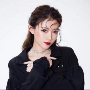​快手小伊伊：夜店风魅力与舞姿的完美结合