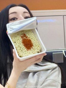 ​迪丽热巴立秋晒美照，俏皮灵动超可爱，笑容甜美宛如初恋