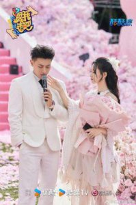​黄子韬向徐艺洋求婚：“我敢娶你，你敢答应我吗？”现场氛围温馨浪漫