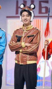 ​德云社新生代演员秦霄贤的恋情曝光，他们的恩爱互动引发了广泛关注