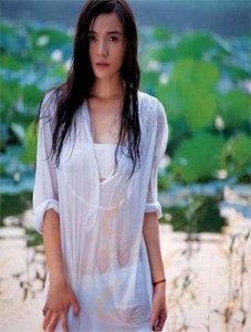 ​42岁宋佳深夜与友人聚餐！脸部发福略显圆润，与小8岁导演男友共同回家