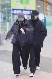 ​刘恺威与李晓峰恋情升温，机场亲密举动引网友关注