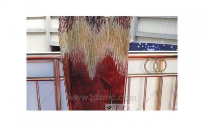 ​何炅在央视，央视81岁主持人夸何炅台上捡饼干残渣