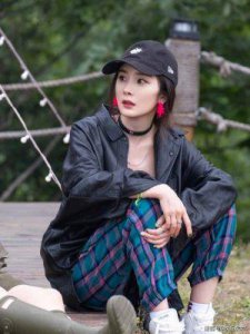 ​杨幂9岁女儿深夜哭泣！疑因父母离婚缺家庭感，成留守儿童显孤独
