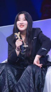 ​锤娜丽莎的真实名字是什么？她的详细背景和走红历程揭秘