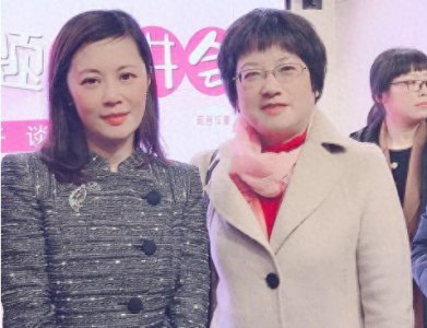 ​50岁央视主播姜丰，与外国丈夫离婚独自带娃，回国创业与网友怒怼