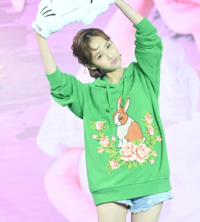 “隐形版”牛仔短裤搭配小兔卫衣，李一桐实力舞台卖萌！