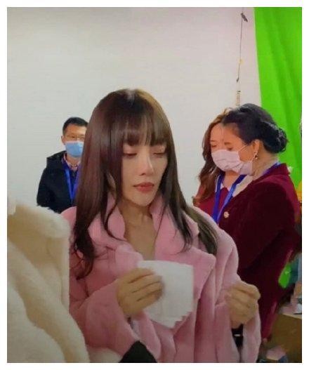 李小璐直播后崩溃大哭刚曝光，随后便不惧压力发布了嘻哈单曲！