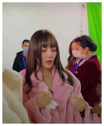 李小璐直播后崩溃大哭刚曝光，随后便不惧压力发布了嘻哈单曲！
