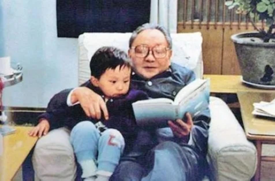 邓小平孙子邓卓棣，卸任县委副书记后在干啥？和爷爷一样爱打桥牌