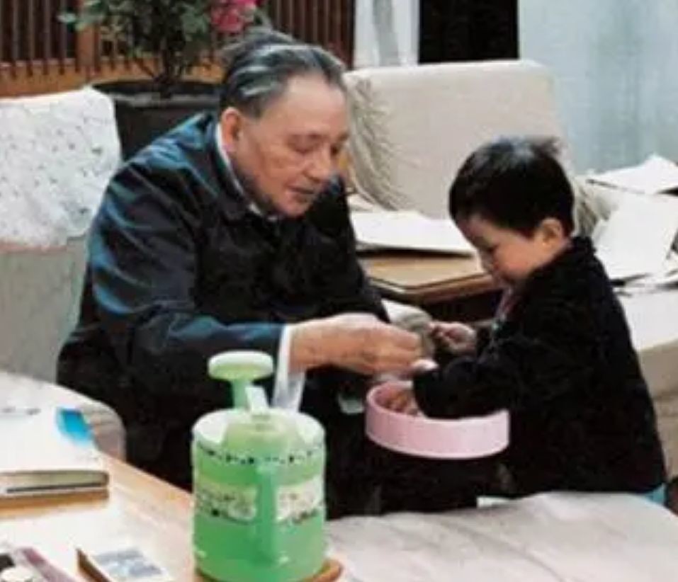 邓小平孙子邓卓棣，卸任县委副书记后在干啥？和爷爷一样爱打桥牌