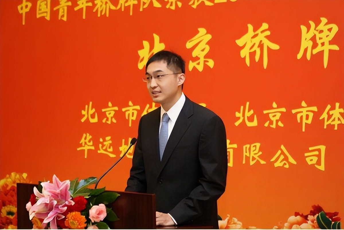 邓小平孙子邓卓棣，卸任县委副书记后在干啥？和爷爷一样爱打桥牌