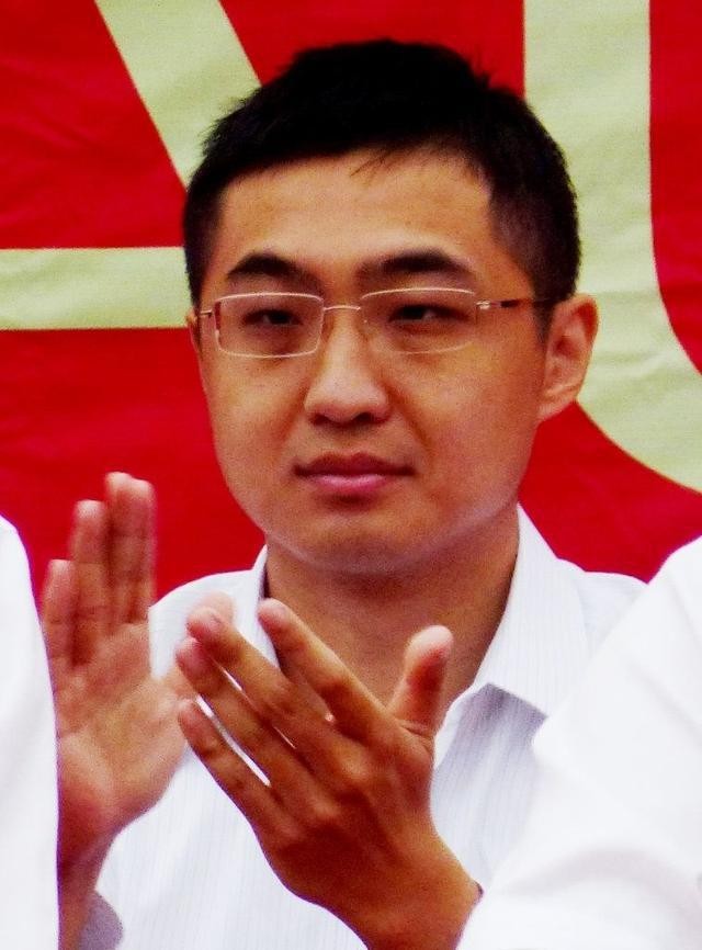 邓小平孙子邓卓棣，卸任县委副书记后在干啥？和爷爷一样爱打桥牌