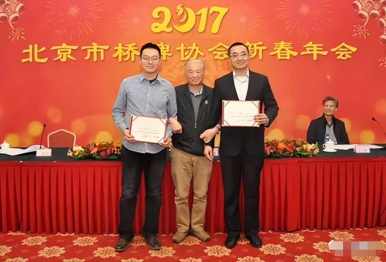 邓小平孙子邓卓棣，卸任县委副书记后在干啥？和爷爷一样爱打桥牌