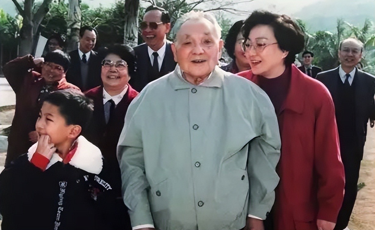 邓小平孙子邓卓棣，卸任县委副书记后在干啥？和爷爷一样爱打桥牌