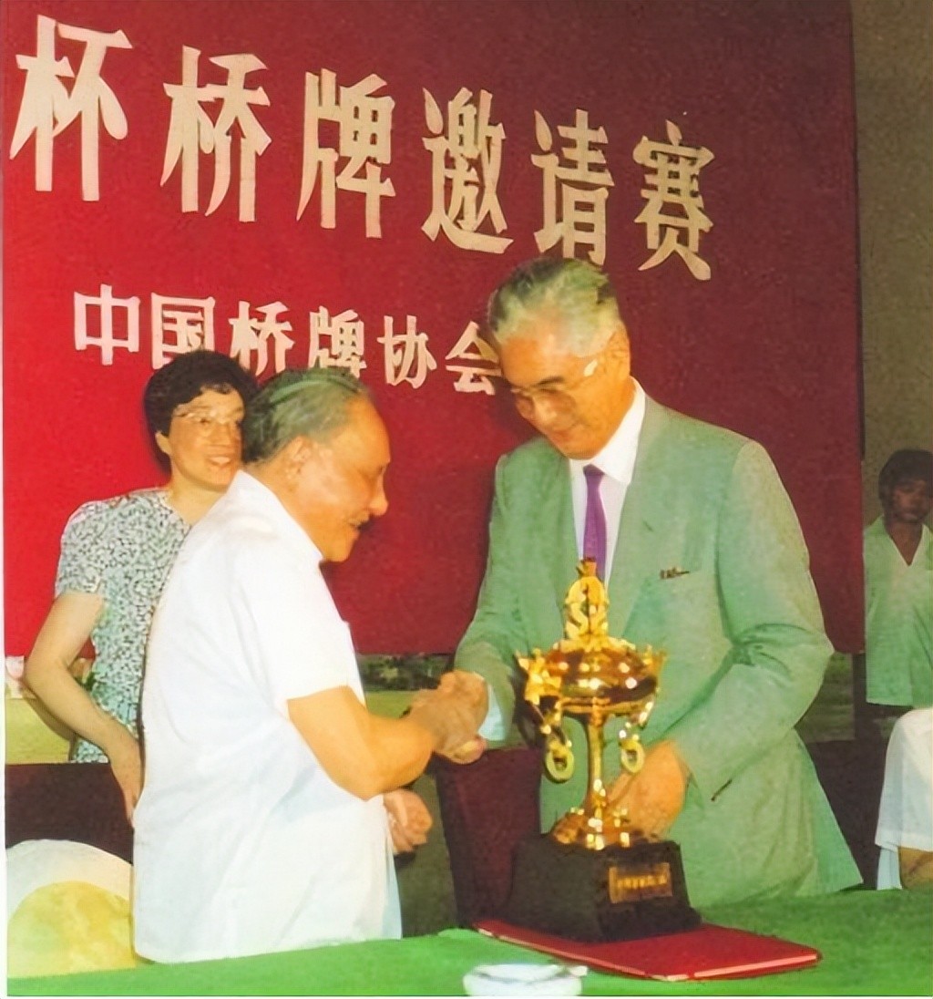 邓小平孙子邓卓棣，卸任县委副书记后在干啥？和爷爷一样爱打桥牌