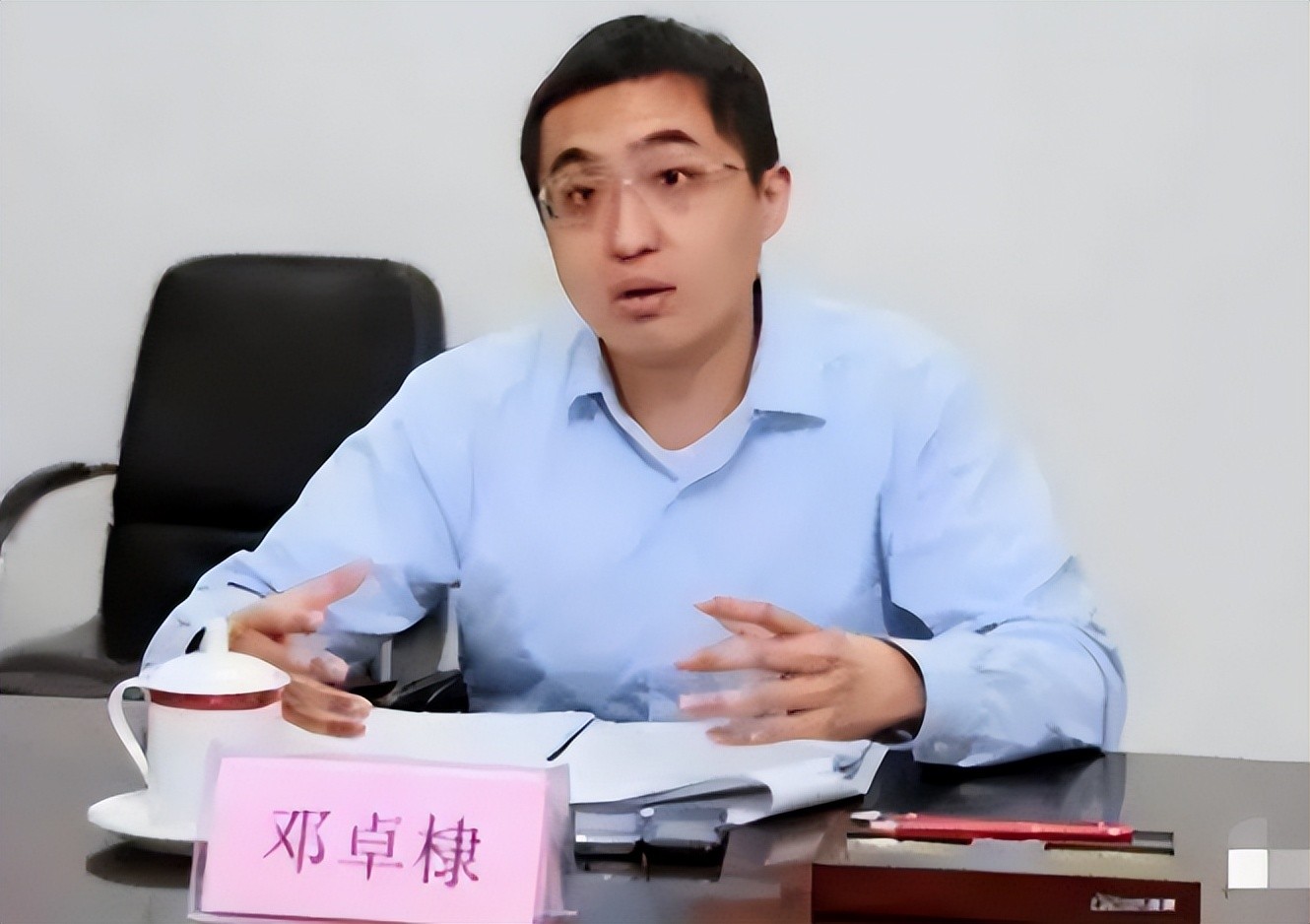 邓小平孙子邓卓棣，卸任县委副书记后在干啥？和爷爷一样爱打桥牌