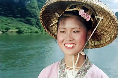 ​黄婉秋个人资料简介：曾出演“刘三姐”走红，嫁小6岁平凡丈夫生女，恩爱一生