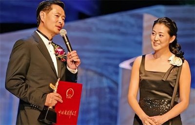 ​濮方个人资料：父亲是濮存昕，倒贴50万下嫁农村小伙，结婚11年被丈夫宠成宝