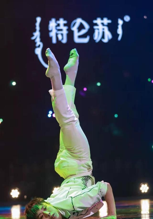 沈培艺称为孩子的是谁（张艺兴暖心擦泪的他究竟是谁）