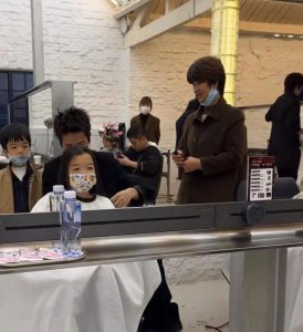 ​吴雅婷带娃看欧阳娜娜演奏会，姐弟俩近照曝光，长相神似超可爱