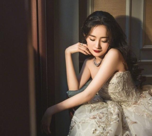 杨幂为什么叫臭脚（杨幂脚臭的梗怎么回事）