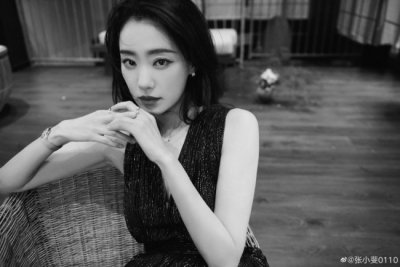 ​张小斐深V开叉长裙身材优秀 秀长腿美背身材曼妙