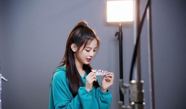 佟大为的身高大曝光（佟大为腿跟12岁的女儿差不多长）