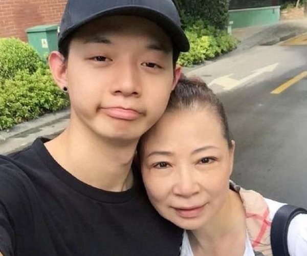 霍尊父母亲是谁 同学们评论他风格太娘