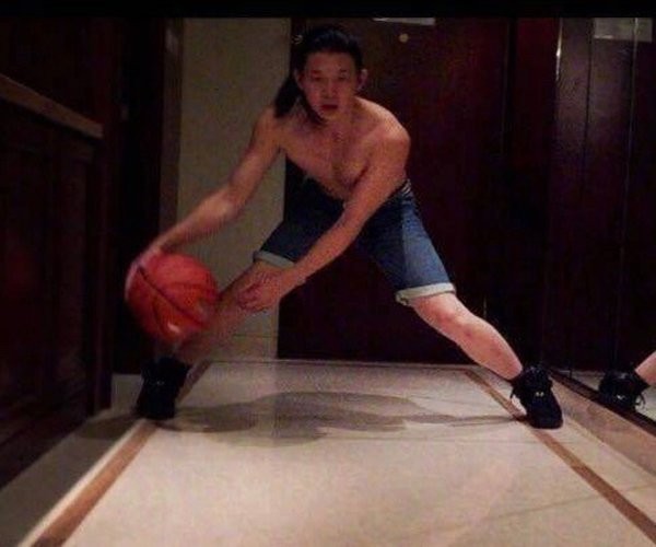 霍尊父母亲是谁 同学们评论他风格太娘