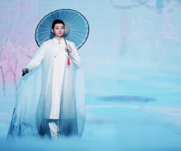 ​霍尊父母亲是谁 同学们评论他风格太娘
