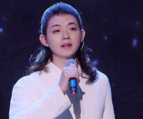 霍尊父母亲是谁 同学们评论他风格太娘