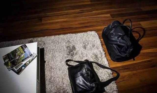 只带15件物品住出租屋过一年, 这个百万富翁莫非是疯啦?