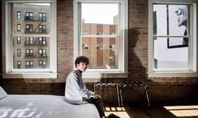 ​只带15件物品住出租屋过一年, 这个百万富翁莫非是疯啦?