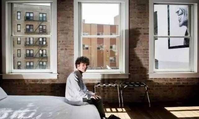 只带15件物品住出租屋过一年, 这个百万富翁莫非是疯啦?