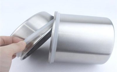 ​用久了发黑的饭盒胶圈，用洗洁精、食盐、牙膏可清洗干净
