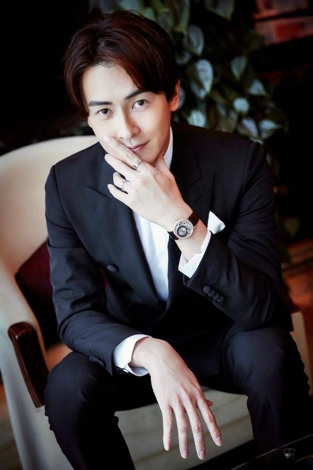 郑元畅入伍时间（18岁摆地摊20岁模特21岁演员）