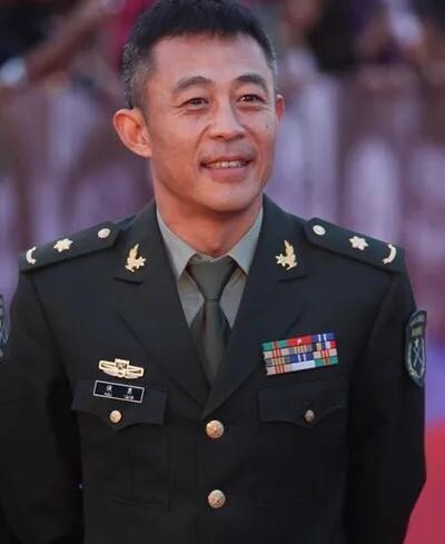 有军方背景的明星（军人出身的演员大盘点）