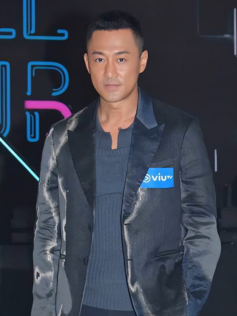 42岁男演员林峰被说老，肤色发黑脸颊下垂，妻子护夫怒怼恶评