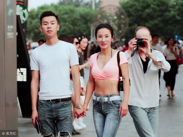 全球最年轻辣妈：50岁妈妈似少女，与儿子上街神似情侣