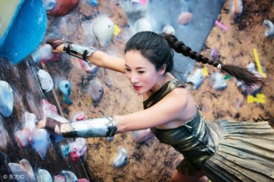 ​全球最年轻辣妈：50岁妈妈似少女，与儿子上街神似情侣