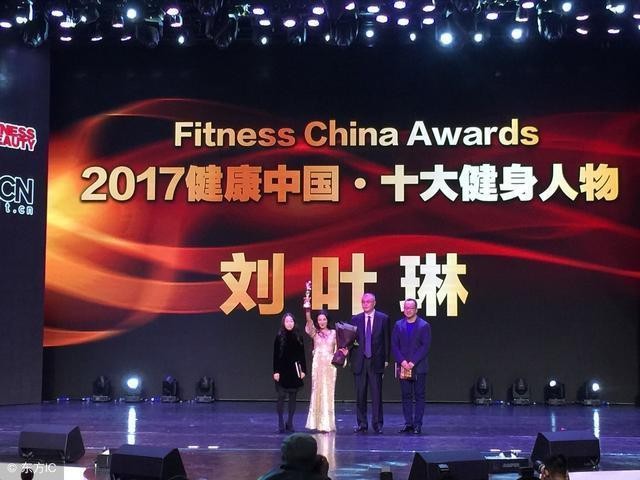 全球最年轻辣妈：50岁妈妈似少女，与儿子上街神似情侣