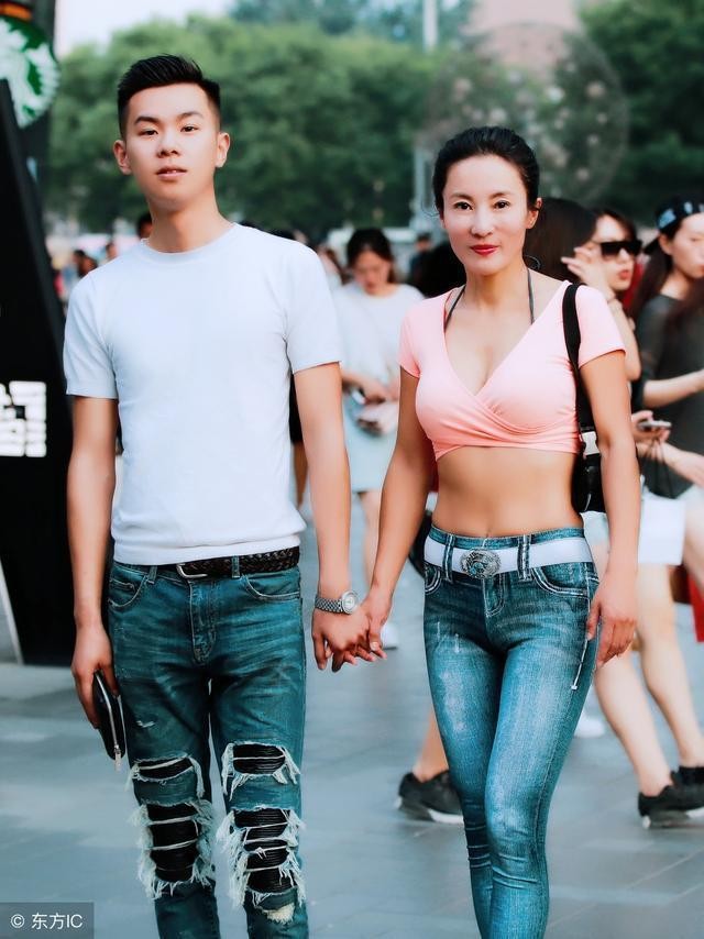 全球最年轻辣妈：50岁妈妈似少女，与儿子上街神似情侣