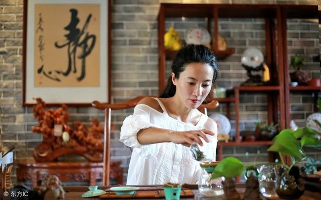 全球最年轻辣妈：50岁妈妈似少女，与儿子上街神似情侣